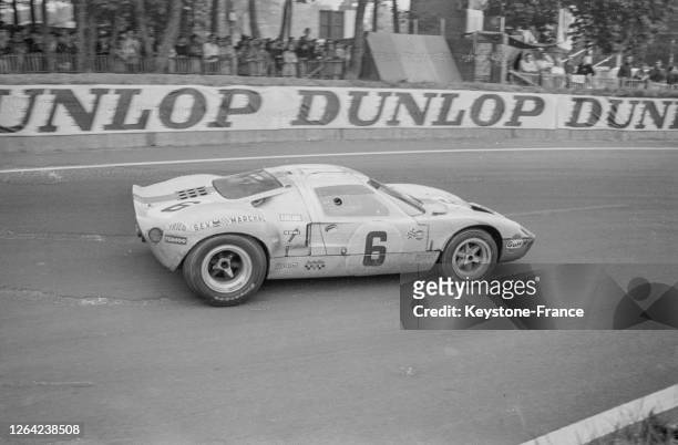 La 'Ford GT40' n°6 de Ickx et Oliver, victorieuse, à l'arrivée de la course sur le circuit du Mans, France le 16 juin 1969.
