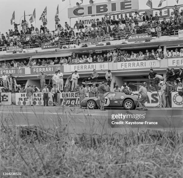 La 'Ford GT40' n°7 de Hobbs et Hailwood à son stand sur le circuit du Mans, France le 15 juin 1969.