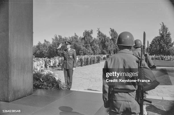 Le roi Baudouin au monument aux Morts où il vient de déposer une couronne au cimetière de Hietaniemi à Helsinki, Finlande le 19 juin 1969.
