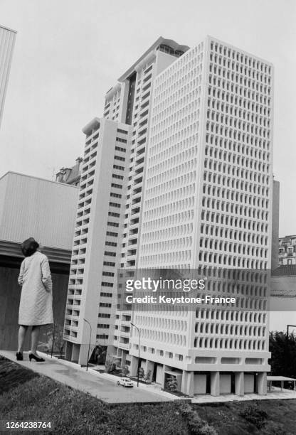 Maquette géante installée sur le chantier de construction de la Tour Super-Montparnasse en avril 1966 à Paris, France.