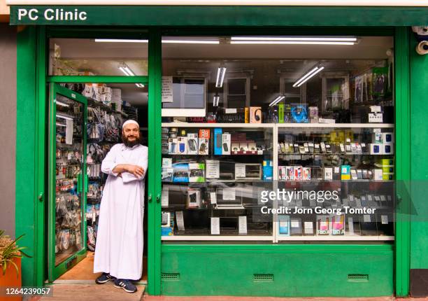 portrait of owner of independent electronic shop - arab community life stock-fotos und bilder