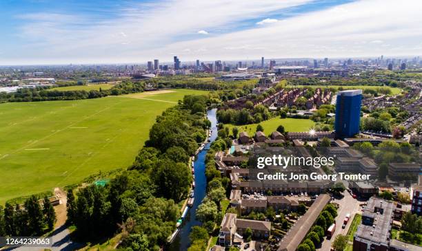 aerial shot of urban river - stratford london - fotografias e filmes do acervo