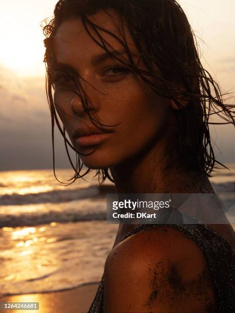 schöne frau genießt sonne am strand - hot model indonesia stock-fotos und bilder