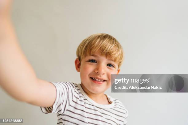 de helderste glimlach - taking selfie white background stockfoto's en -beelden