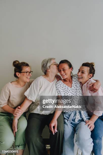 madre-hijas aman - familia multigeneracional fotografías e imágenes de stock