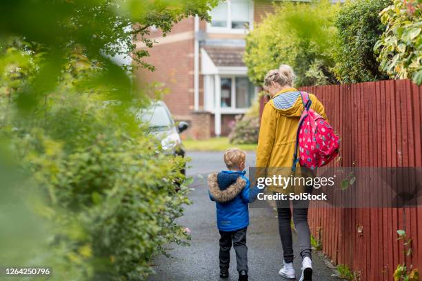 moeder en zoon - first day of astronomical autumn in the uk stockfoto's en -beelden