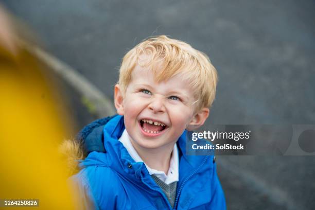 happy moments! - eerste-schooldag stockfoto's en -beelden