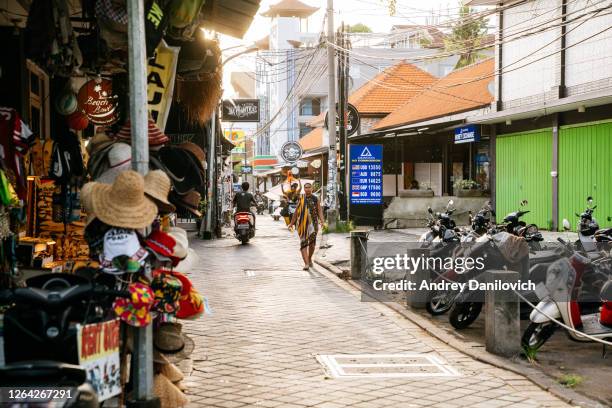 bali, kuta straßen bei sonnenuntergang - kuta stock-fotos und bilder