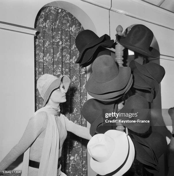 Retour de la mode du chapeau de feutre à large bord en octobre 1969, Paris, France.