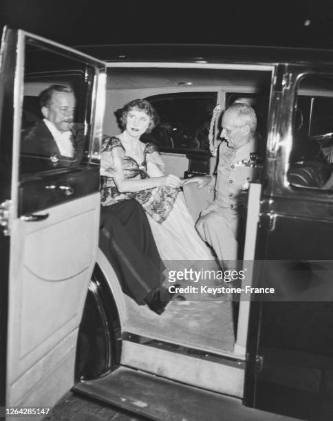 Le maréchal britannique Bernard Montgomery retournant à l'ambassade du Royaume-Uni après une réception, en compagnie de l'ambassadeur Duff Cooper et...
