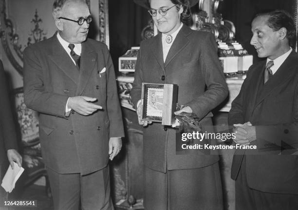 Présentation du nouveau timbre antituberculeux au président de la République Vincent Auriol, à Paris, en novembre 1947, France.