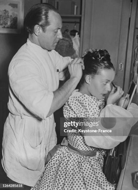 Actrice française Jeanne Moreau en séance de maquillage avec de jouer Un mois à la campagne à la Comédie Française, en décembre 1947, à Paris, France.