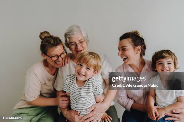 drei generationen - familie mit zwei generationen stock-fotos und bilder