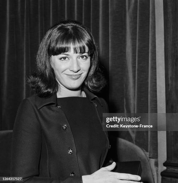 Anne-Marie Peysson venue recevoir le Ticket d'Or décerné à son mari décédé, le cascadeur J.Falloux en décembre 1967 à Paris, France.