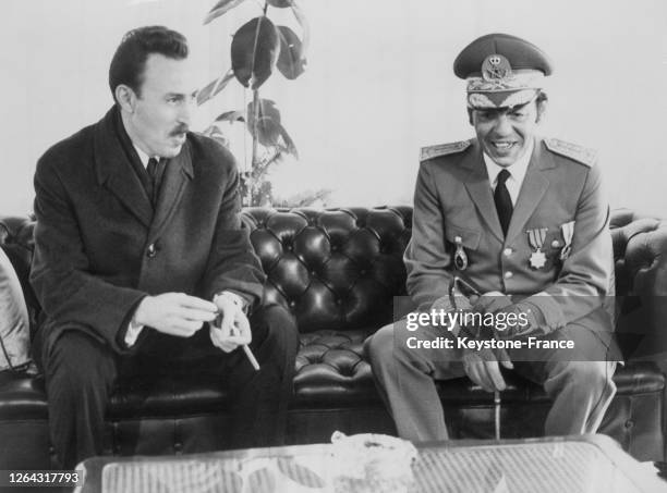 Le roi Hassan II du Maroc s'entretenant avec le président algérien Houari Boumédiène, à Rabat, Maroc le 15 janvier 1969.