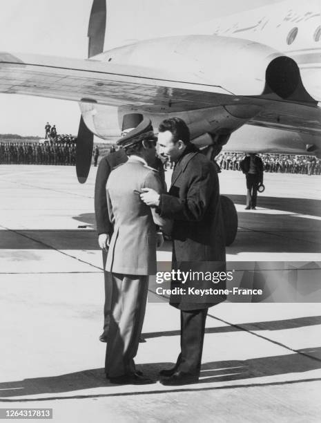 Le roi Hassan II du Maroc accueillant le président algérien Houari Boumédiène à son arrivée à l'aérodrome de Rabat, Maroc le 15 janvier 1969.