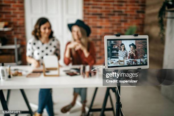 dos mejores amigos vlogging sobre maquillaje - influencer fotografías e imágenes de stock