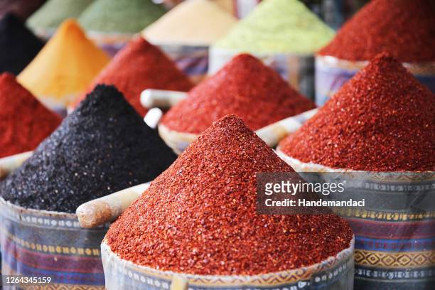 gewürze und tees auf dem ägyptischen markt in istanbul verkaufen - turkey middle east stock-fotos und bilder