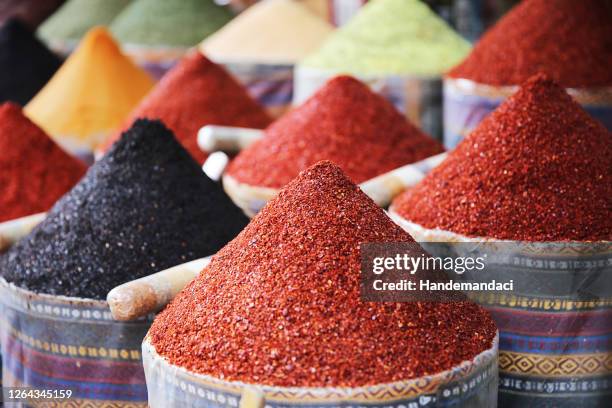 especias y tés se venden en el mercado egipcio en estambul - spice fotografías e imágenes de stock