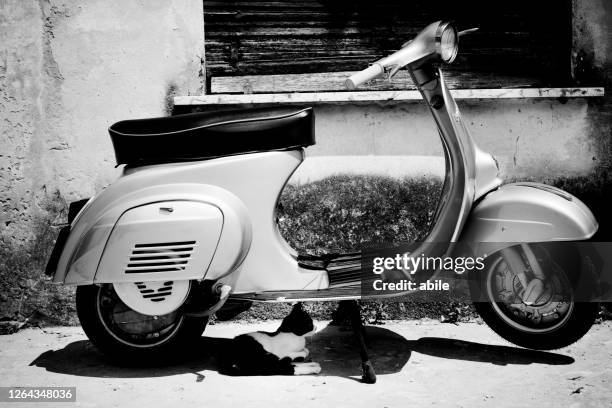 oude italiaanse scooter - montare stockfoto's en -beelden