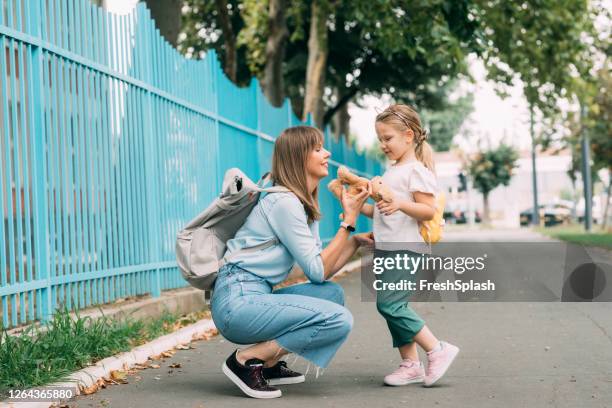 tillbaka till skolan: mamma tar sin söta flicka till skolan - first day of school bildbanksfoton och bilder