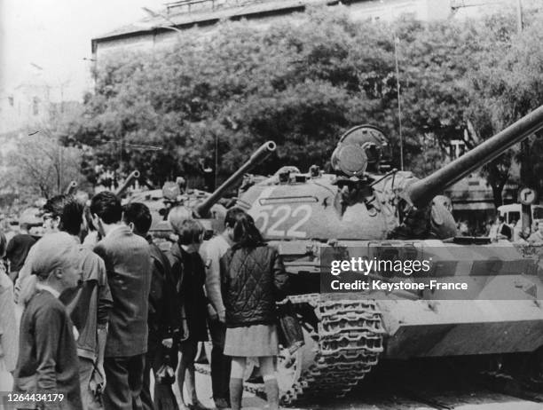 Tank russe dans le centre ville de Bratislava, Tchécoslovaquie en août 1968.