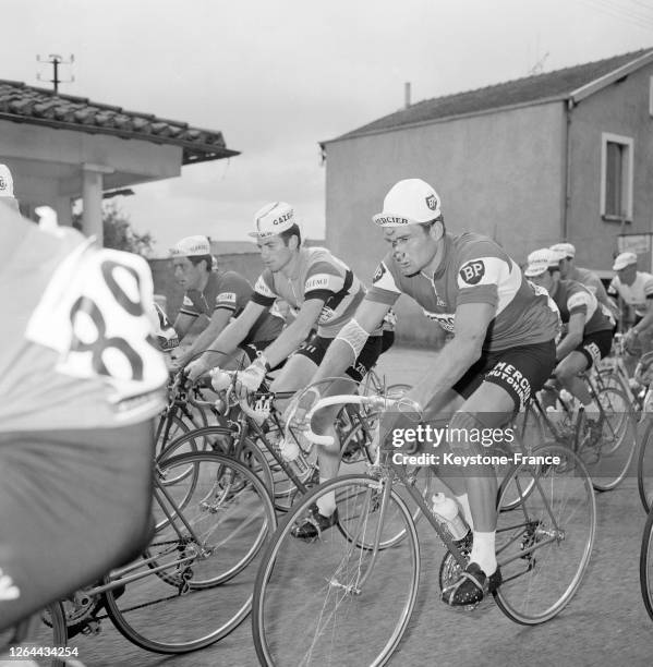 Malgré ses blessures, Raymond Poulidor, le visage tuméfié, le genou et le coude bandés prend le départ de la course du Tour de France, en France, le...