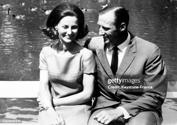 Le prince Harald de Norvège et sa fiancée Sonja Haraldsen photographiés quelques jours avant leur mariage assis sur un banc du parc du château royal,...