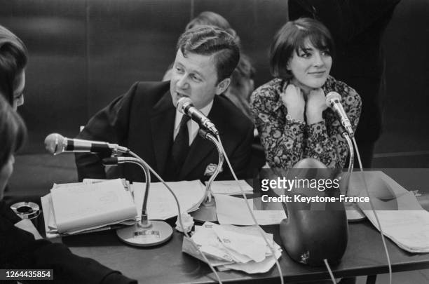 Philippe Bouvard en compagnie d Anne Marie Peysson au micro dans un studio de Radio-Luxembourg, à Paris, France le 14 décembre 1968.