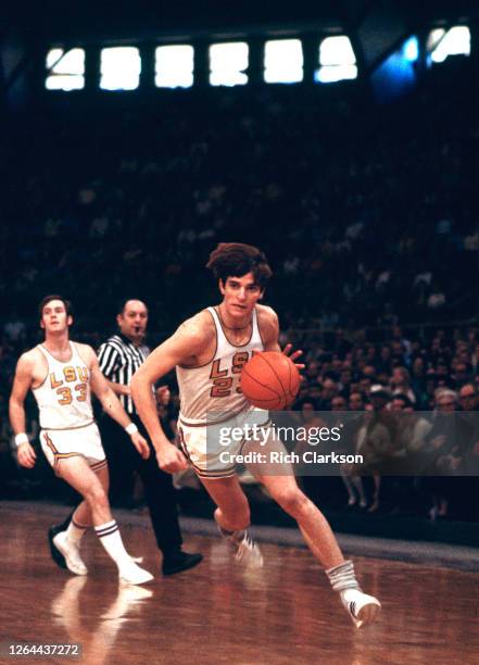 Pete Maravich of the LSU Tigers drives to the basket against the Kentucky Wildcats on February 21, 1970 at the John Parker Memorial Coliseum in Baton...