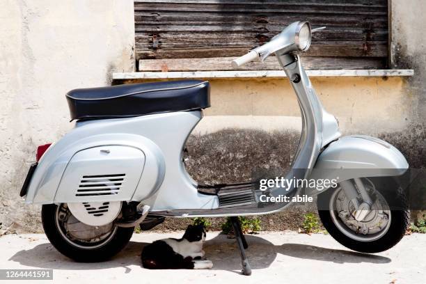 oude italiaanse scooter - montare stockfoto's en -beelden