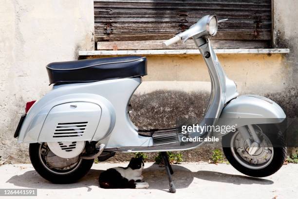 old italian scooter - divertirsi stock pictures, royalty-free photos & images