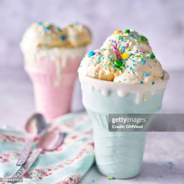 vanilla ice cream with candy sprinklers - confeito colorido para bolos imagens e fotografias de stock