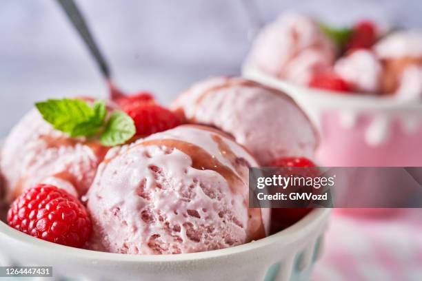 strawberry ice cream with fresh strawberries - ice cream imagens e fotografias de stock