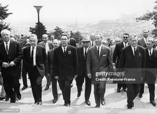 Les membres de la conférence représentative des partis des travailleurs et communistes avec, de gauche à droite, Nikolaï Podgorny, Alexis Kossyguine,...