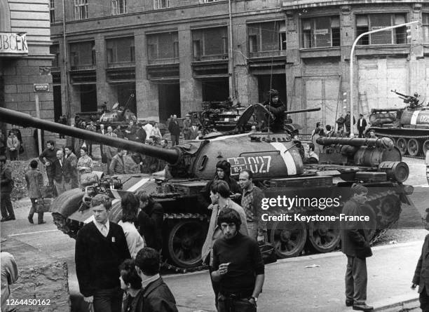 Tank russe dans le centre de Prague, Tchécoslovaquie en août 1968.