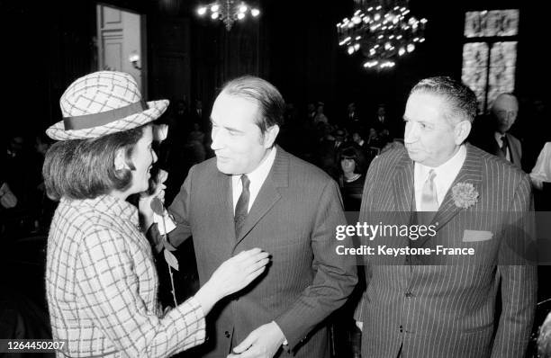 François Mitterrand, témoin du mariage, félicite la jeune mariée sous le regard de Jean Rigaux, à Paris, France le 1 avril 1968.