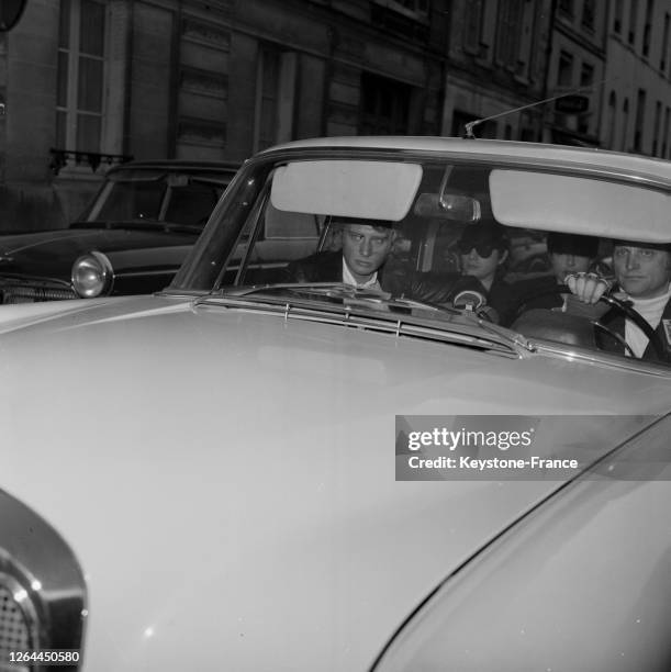 Johnny Hallyday arrivant à l'hôpital en voiture pour venir voir son épouse qui a eu un accident de la route, à Versailles, France le 12 avril 1968.