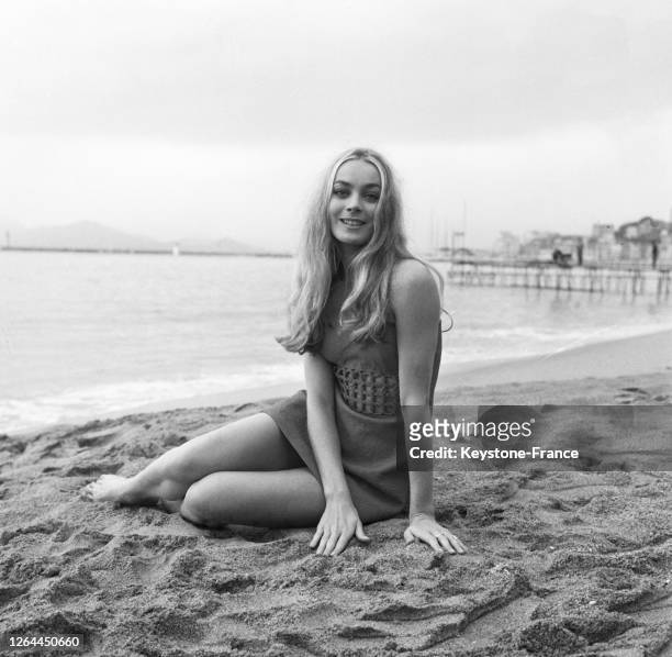 Actrice française Geneviève Grad sur la plage à Cannes, France en mai 1968.