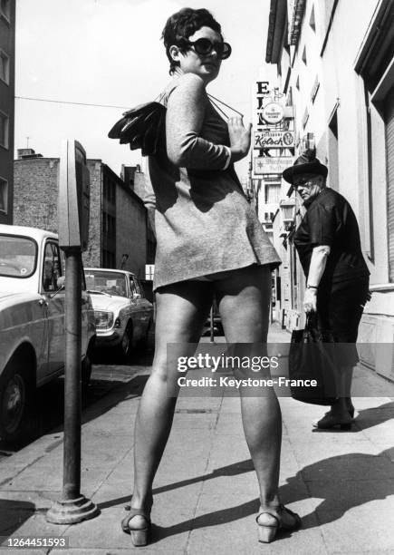 Une très mini-jupe dans les rues de Cologne, Allemagne, le 20 août 1968.