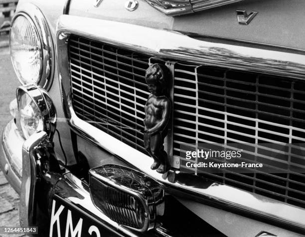 Le 'Mannekin Pis' en action à l'avant d'une voiture, au Danemark en 1968.