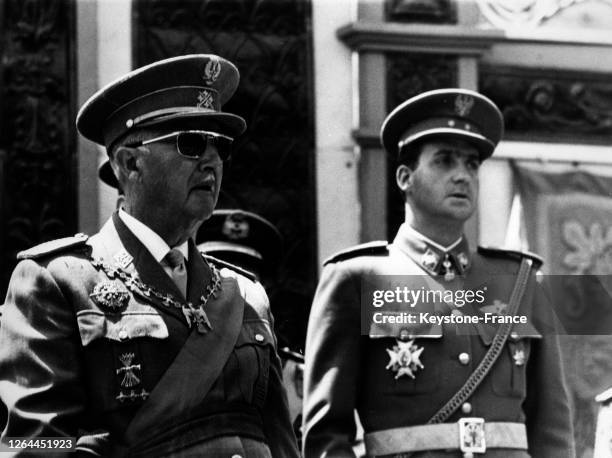 Le général Franco et Don Juan Carlos, prince des Asturies, assistant à un défilé militaire, à Madrid, Espagne le 26 juin 1968.