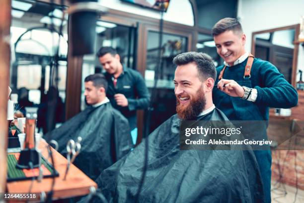 buena y positiva energía en la bulliciosa peluquería - pelo facial fotografías e imágenes de stock