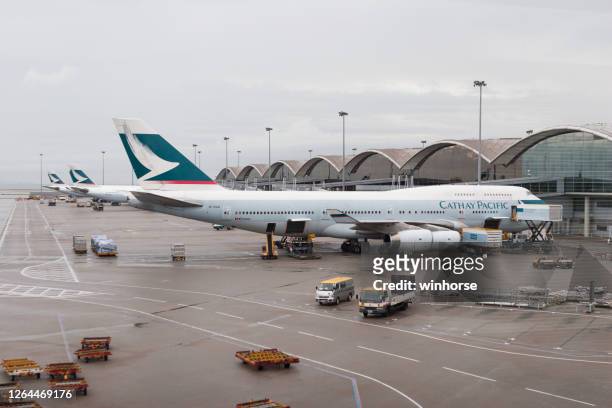 cathay pacific airways boeing 747-400 in hong kong - boeing 747 400 stock pictures, royalty-free photos & images