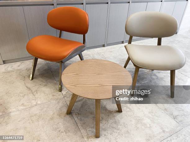 two chairs and a round table indoor - table basse photos et images de collection