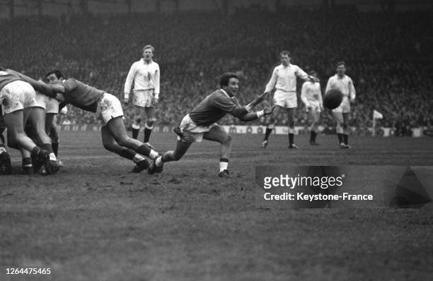 Une phase du match de rugby France-Angleterre à Paris, France le 24 février 1968.