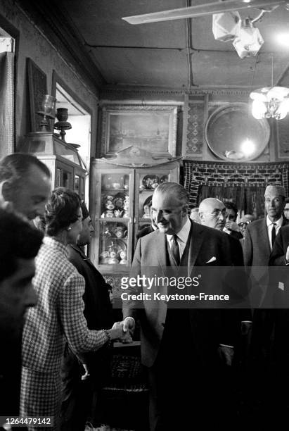 Le Premier ministre français Pompidou visitant un magasin dans le souk de Kaboul, Afghanistan en mai 1968.