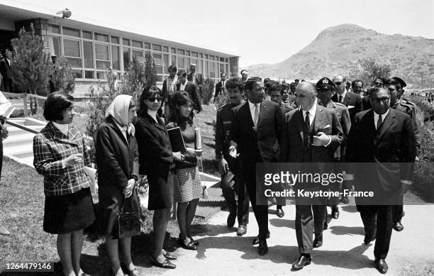 Le Premier ministre français Pompidou en visite dans une université à Kaboul, Afghanistan en mai 1968.