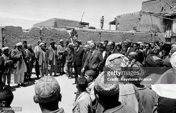 Le Premier ministre français Pompidou visitant le souk de Kaboul, Afghanistan en mai 1968.