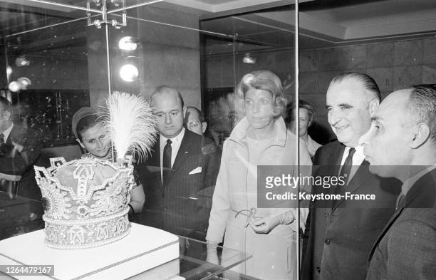 Le Premier ministre Pompidou et son épouse visitant les joyaux de la couronne à la Banque centrale d'Iran, à Téhéran, Iran le 5 mai 1968.
